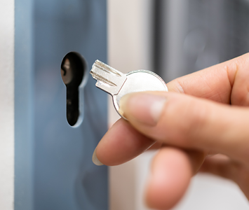 Woman can't enter house due to a snapped key and is locked out